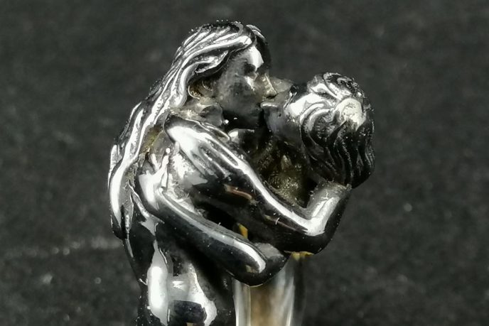 Nude woman couple kissing ring